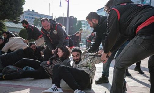 İzmir’de üniversite öğrencilerinden uzaktan eğitim protestosu: 22 gözaltı