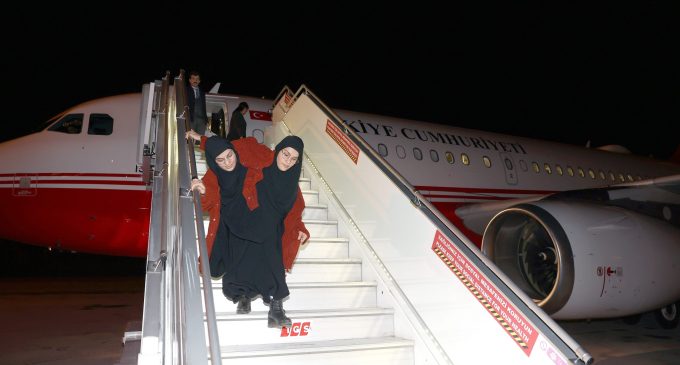 Kahramanmaraş’ta yaşayan siyam ikizleri Cumhurbaşkanlığı uçağıyla Ankara’ya getirildi