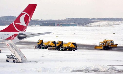 İstanbul’da kar alarmı: Yüzlerce uçak seferi iptal edildi