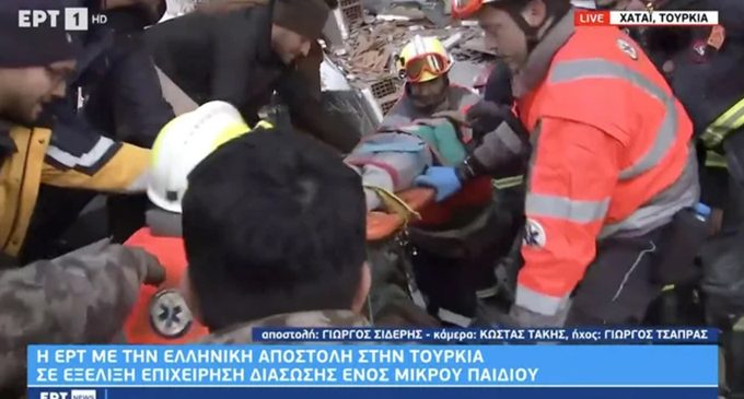 Yunan kurtarma ekipleri 6 yaşındaki çocuğu enkazdan sağ çıkardı