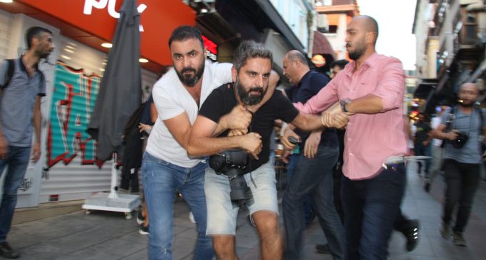 Polisin boğazına bastırarak gözaltına aldığı AFP foto muhabirine dava açıldı