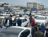 Domates üreticileri Antalya’da yol kapatıp eylem yaptı