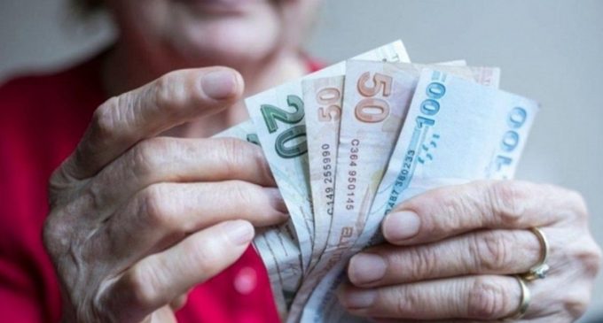 Emeklilerin en düşük maaşı 7 bin 500 liraya yükseltildi
