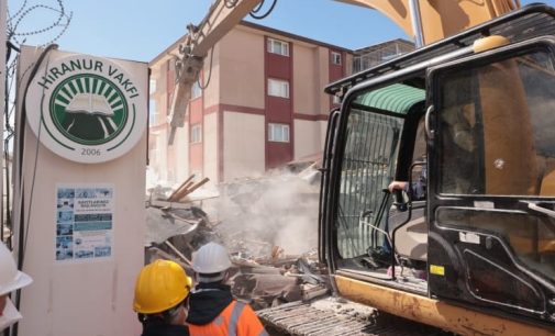 İBB, Hiranur Vakfı’nın kaçak binasını yıktı