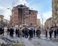 Malatya’da ağır hasarlı beş katlı bina çöktü