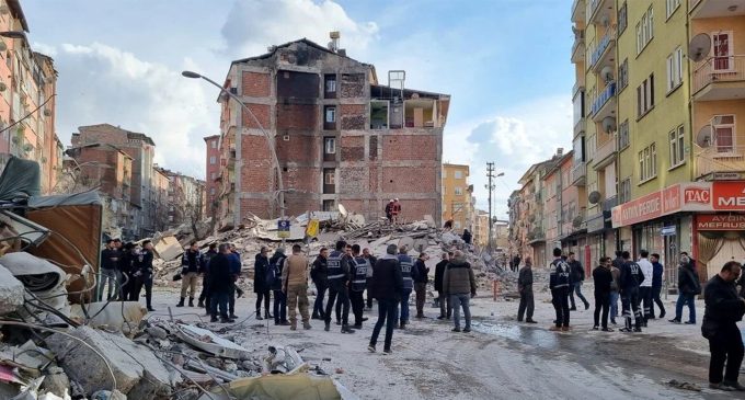 Malatya’da ağır hasarlı beş katlı bina çöktü