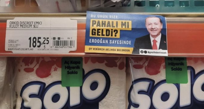 CHP gençlik kolları üyesi gözaltına alındı: “Bu ürün size pahalı mı geldi? Erdoğan sayesinde” etiketi yapıştırmıştı
