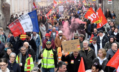 Fransa’da 1 milyondan fazla kişiyi sokağa çıkaran “Mezarda emeklilik” yasalaştı: Protestolar sürüyor…