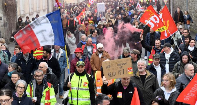 Fransa’da 1 milyondan fazla kişiyi sokağa çıkaran “Mezarda emeklilik” yasalaştı: Protestolar sürüyor…
