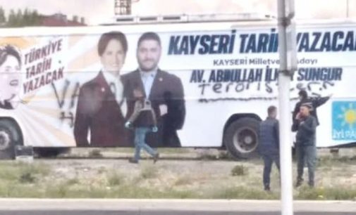 Provokasyonlar sürüyor: İYİP seçim otobüsüne spreyle “vatan haini teröristler” yazdılar