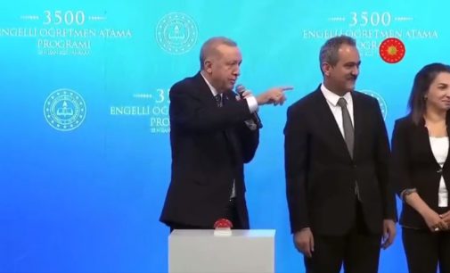 Erdoğan’dan engelli öğretmen adayına: Sen pek engelliye benzemiyorsun, engelli misin?