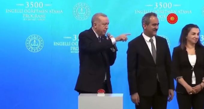 Erdoğan’dan engelli öğretmen adayına: Sen pek engelliye benzemiyorsun, engelli misin?