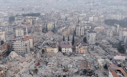 Depremzede çifti Erdoğan afişini indirdi diye yurttan atıp, gözaltına aldırdılar