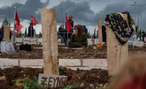 Deprem bölgesinde en acı “bayram”: Ziyaret edebileceğim bir mezar bile yok…