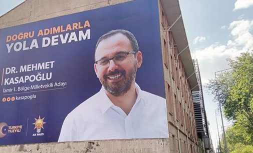 İzmir’deki Vergi Dairesi binasının duvarına Bakan Kasapoğlu’nun seçim pankartı asıldı