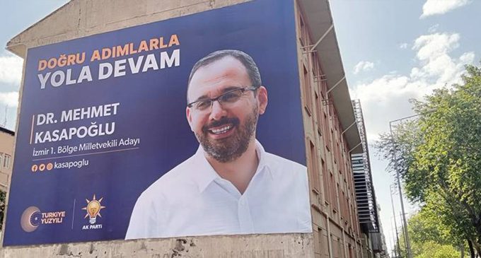 İzmir’deki Vergi Dairesi binasının duvarına Bakan Kasapoğlu’nun seçim pankartı asıldı