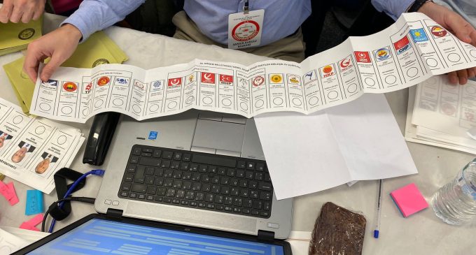 Avustralya’da oy pusulası skandalı: AKP’ye “Evet” mührü basılı pusulayla ilgili suç duyurusu