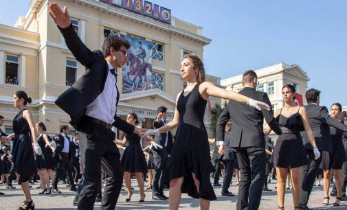 İzmir Atatürk Lisesi’nin geleneksel vals gösterisi iptal edildi