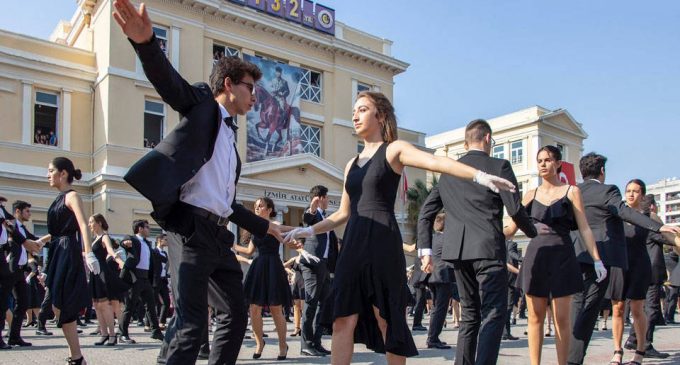 İzmir Atatürk Lisesi’nin geleneksel vals gösterisi iptal edildi