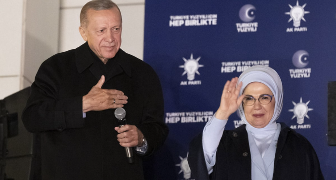 Erdoğan sonuçlar kesinleşmeden balkona çıktı, “Açık ara öndeyiz” dedi
