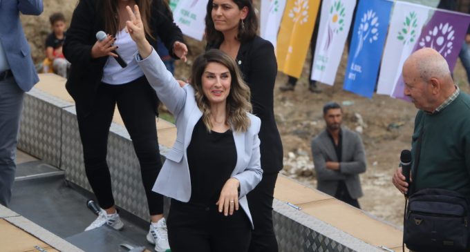 Başak Demirtaş sahadan seslendi: “Bir oy Yeşil Sol Parti’ye bir oy Kılıçdaroğlu’na…”