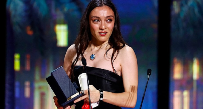 Merve Dizdar, Cannes Film Festivali’nde en iyi kadın oyuncu ödülünü aldı