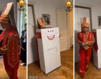 Viyana’da bir Türk yeniçeri kıyafeti giyerek oy kullanmaya gitti