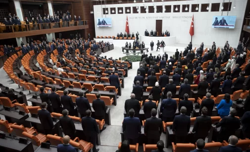 CHP ve HDP’li vekiller Erdoğan’ı protesto etti: Saadet, DEVA ve Gelecek partili vekiller ise ayakta alkışladı