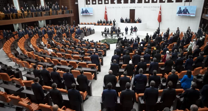 CHP ve HDP’li vekiller Erdoğan’ı protesto etti: Saadet, DEVA ve Gelecek partili vekiller ise ayakta alkışladı