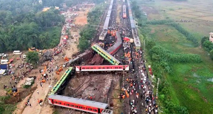 Hindistan’daki tren kazası: Ölü sayısı 300’e yaklaştı, 900’den fazla yaralı var