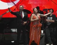 Melek Mosso konseri AKP’li belediye başkanını koltuğundan etti: Cüneyt Yüksel genel merkeze çağrıldı, istifasını verdi