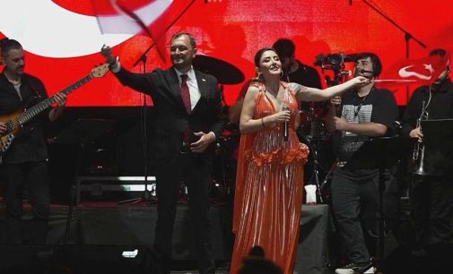 Melek Mosso konseri AKP’li belediye başkanını koltuğundan etti: Cüneyt Yüksel genel merkeze çağrıldı, istifasını verdi