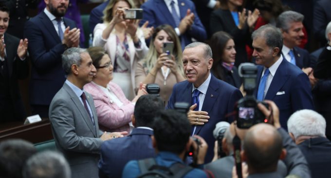 Yeni yasama yılının ilk grup toplantısında Erdoğan’dan muhalefete “türban” çağrısı: “Anayasa ile teminat altına alalım…”