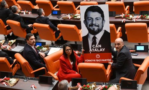 Hukuksuz ve keyfi şekilde cezaevinde tutulan Hatay Milletvekili Can Atalay’dan mesaj: Yakında kucaklaşacağız…