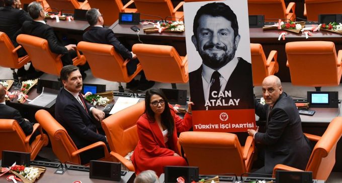 Hukuksuz ve keyfi şekilde cezaevinde tutulan Hatay Milletvekili Can Atalay’dan mesaj: Yakında kucaklaşacağız…