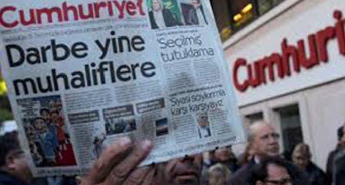 Cumhuriyet gazetesinden yazısını yayımlamadığı Genel Yayın Yönetmeni Mollaveisoğlu’na: Uyum sağlayamadı