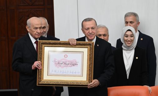 Erdoğan mazbatasını aldı: Yemin edip resmen göreve başladı