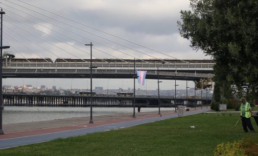 LGBT Onur Haftası’nda Haliç köprüsüne trans bayrağı asıldı